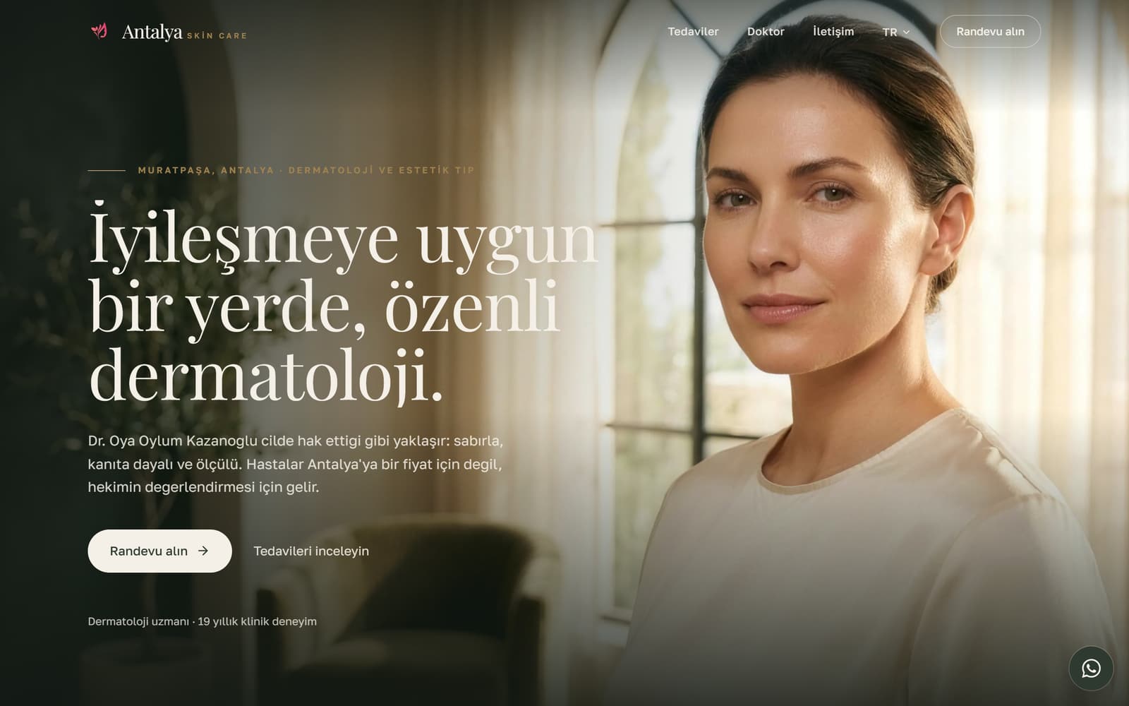 Antalya Skin Care sitesinin ana sayfası: pencere ışığı alan sıcak tonlu bir portrenin üzerinde serif başlık ve randevu düğmesi.